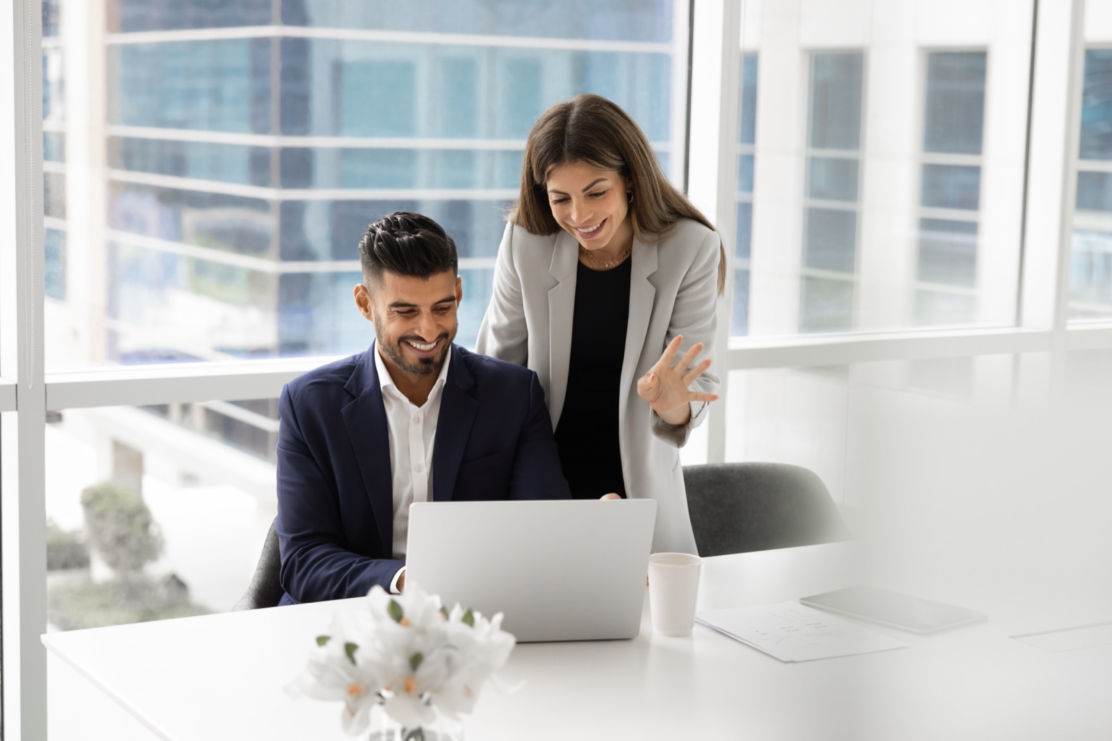 Un manager accompagne un collaborateur lors d'un échange individuel